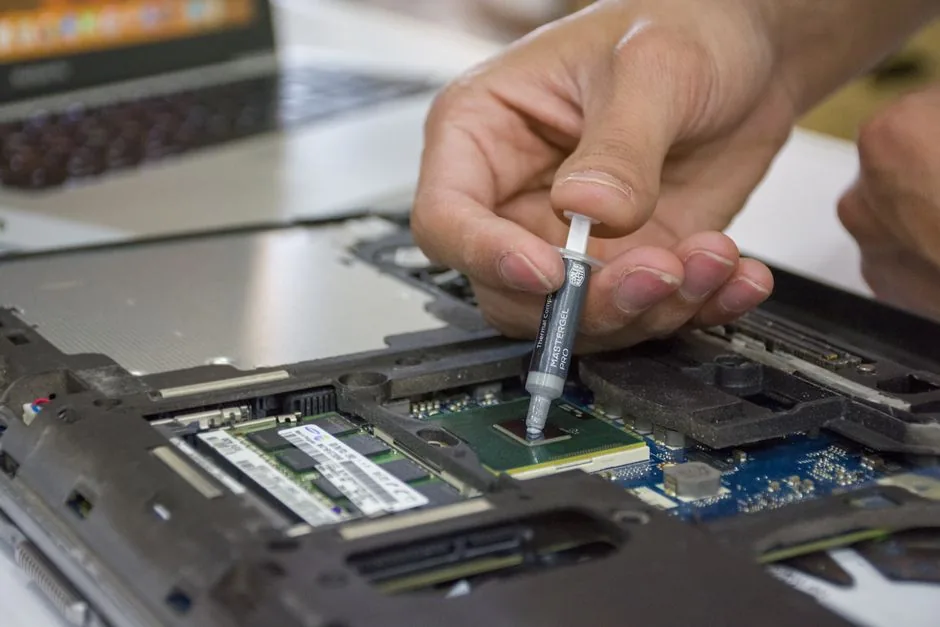 Applying thermal paste to a CPU heat spreader