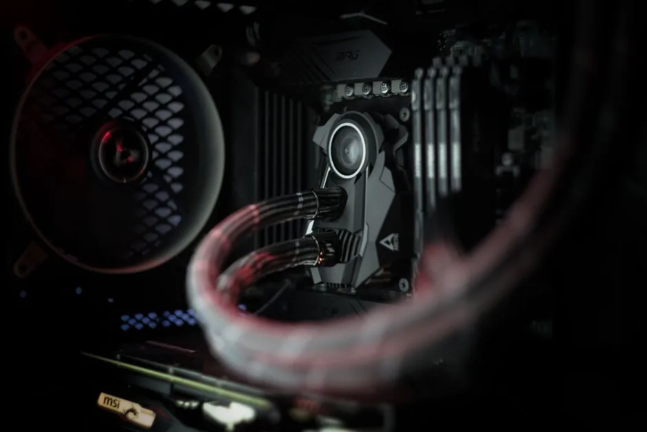 A quiet gaming PC with a large tower cooler and dampened case interior