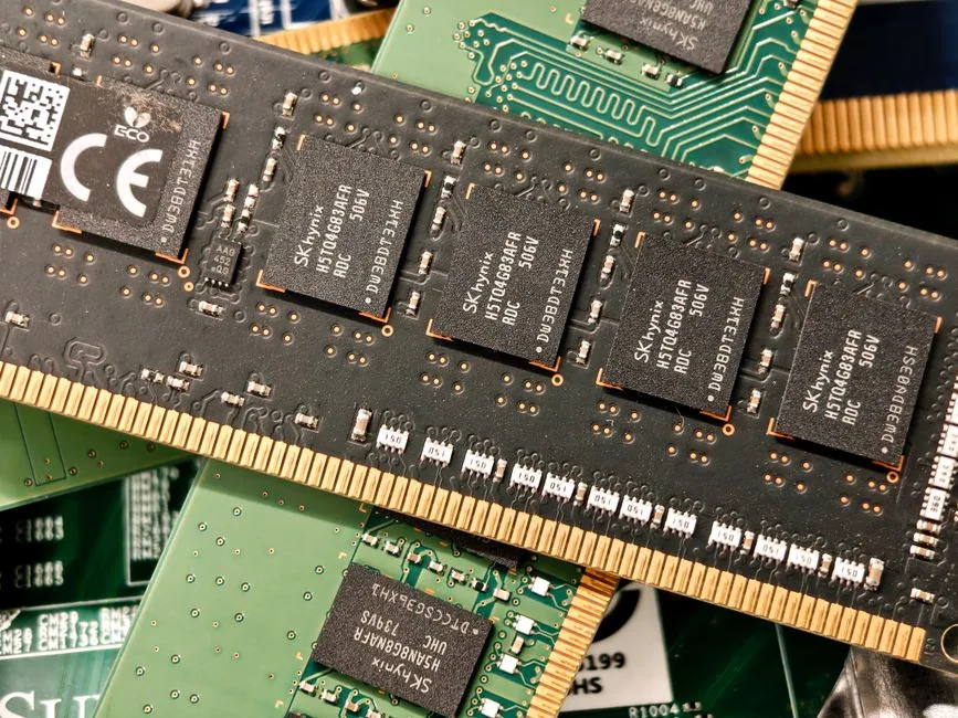 Is RTX 5080 or 4090 better graphics card RAM modules close-up