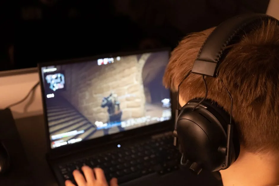 gaming pc that can run fortnite at 144fps — mid-range build with a 144Hz display