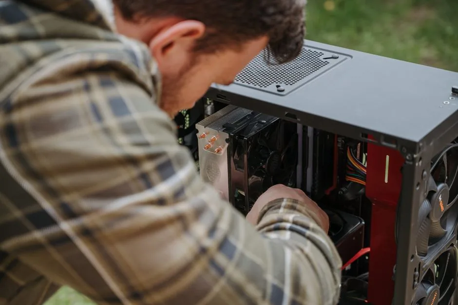 assembled gaming pc with used parts running a benchmark