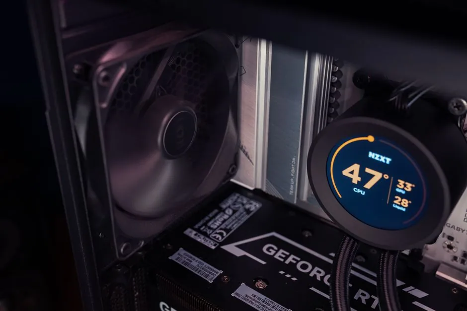 CPU temperature and clock speed graphs during a throttling test